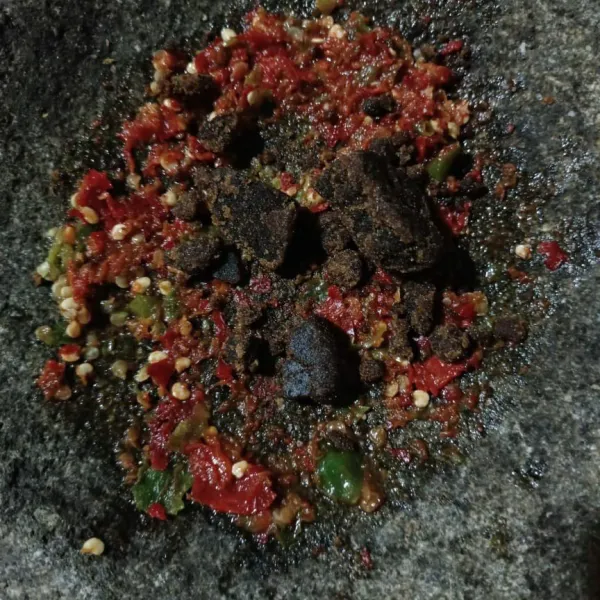 Masukkan gula merah, haluskan kembali.