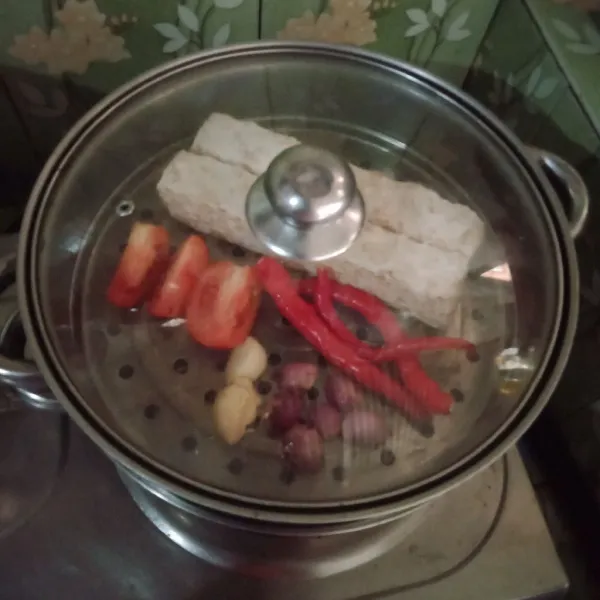 Kukus tempe dan bahan sambal.