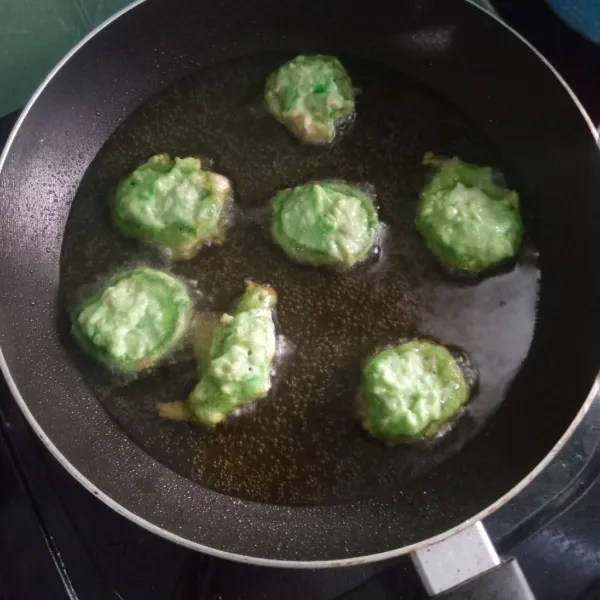 Kemudian ambil 1 sendok adonan dan goreng dengan minyak panas hingga golden brown, lakukan hingga adonan habis.