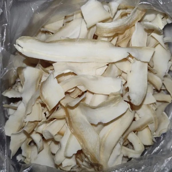 Siapkan kerupuk, cuci bersih di air mengalir.