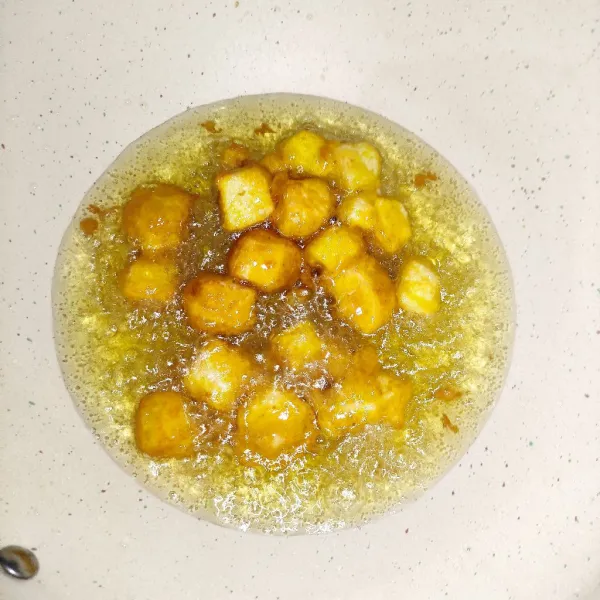 Goreng sampai berubah warna.