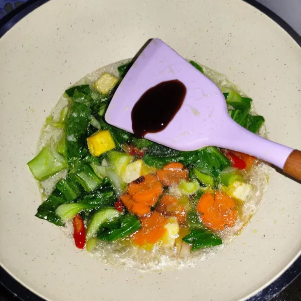 Tumis bawang merah, bawang putih, bawang bombai, daun bawang, dan cabai. Masukkan sayur, wortel, dan tahu. Lalu tambahkan saus tiram.