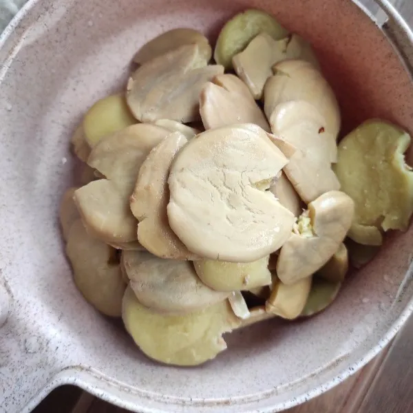 Rebus jengkol dan pukul hingga agak pipih.