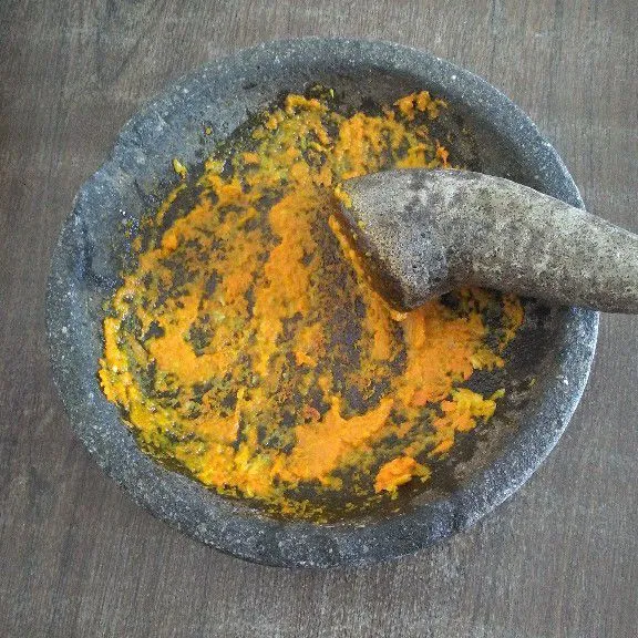 Haluskan bawang putih, kunyit, ketumbar, garam, dan kaldu jamur