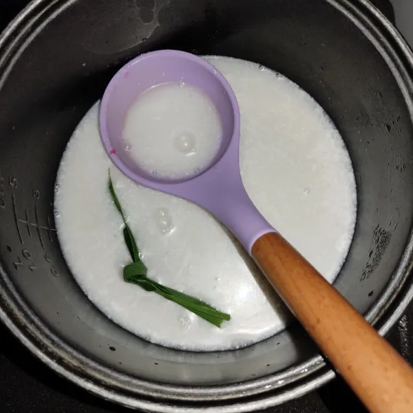 Lalu masak santan, tambahkan susu, gula pasir dan garam.