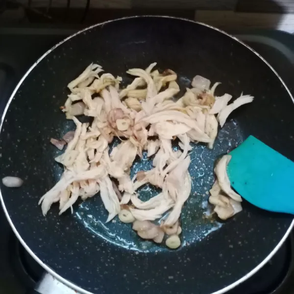 Masukkan ayam suwir, aduk rata.