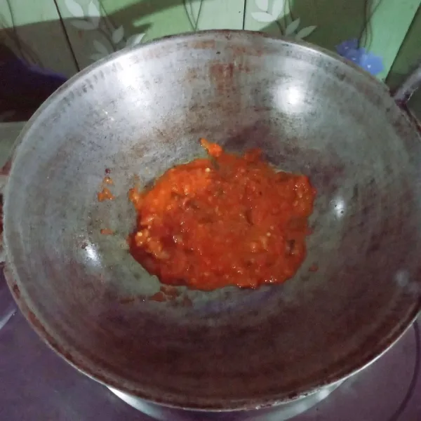 Haluskan bumbu kemudian tumis hingga harum.