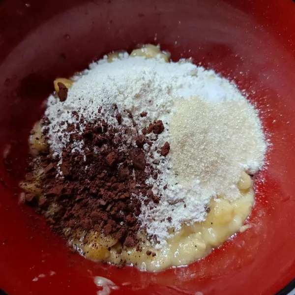 Campur pisang, tepung terigu, cokelat bubuk, gula pasir dan garam, aduk-aduk sampai tercampur rata.