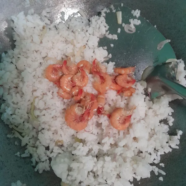 Tambahkan udang goreng.