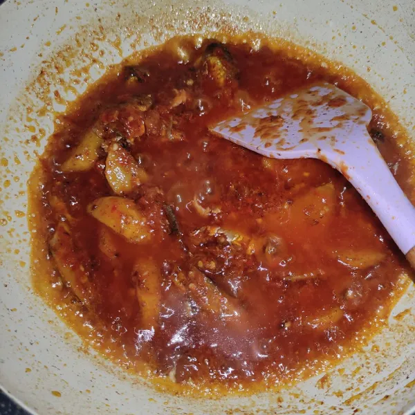 Masukkan ikan dan kentang, aduk-aduk. Matikan api, siap disajikan.