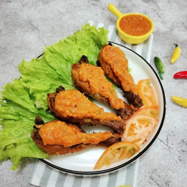Sajikan ayam goreng sasando dengan siraman sambal.