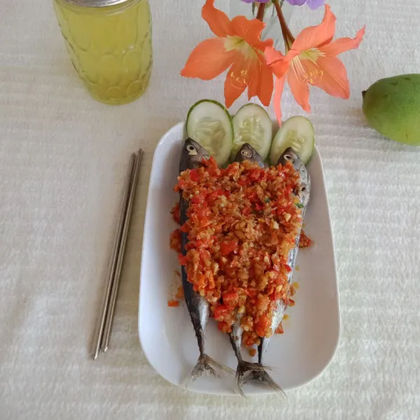 Tata ikan di atas piring saji lalu siram dengan sambal mangga, sajikan.