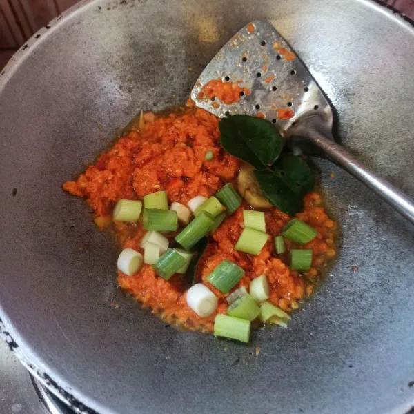 Tumis bumbu halus, daun jeruk, daun bawang dan lengkuas sampai harum dan matang.