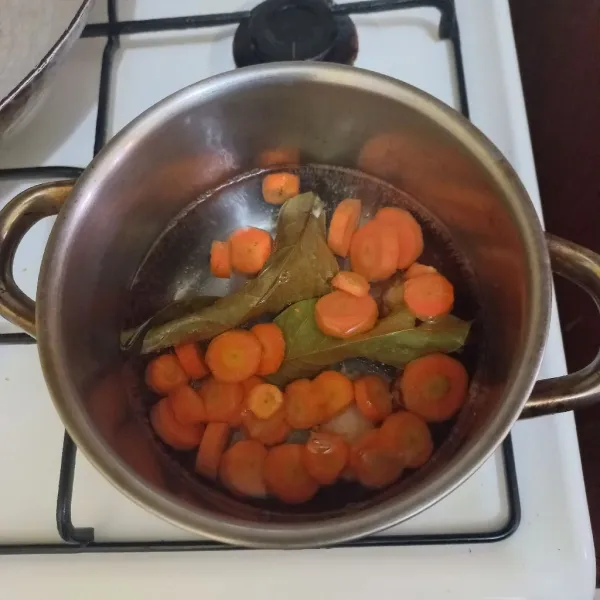 Masukkan irisan wortel.