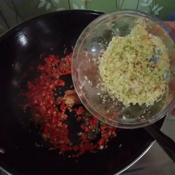 Masukkan mangga lalu aduk rata.