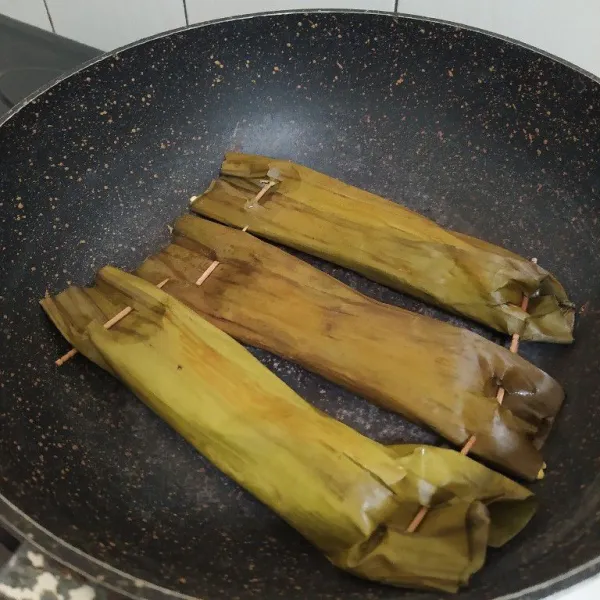 Panggang diatas teflon hingga daunnya sedikit mengering. Angkat sajikan