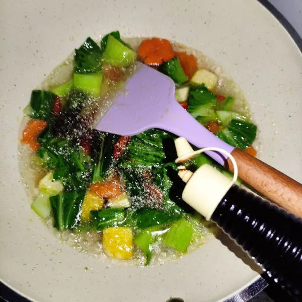 Tambahkan kecap asin, garam, dan penyedap. Masak sampai sayur lembut.