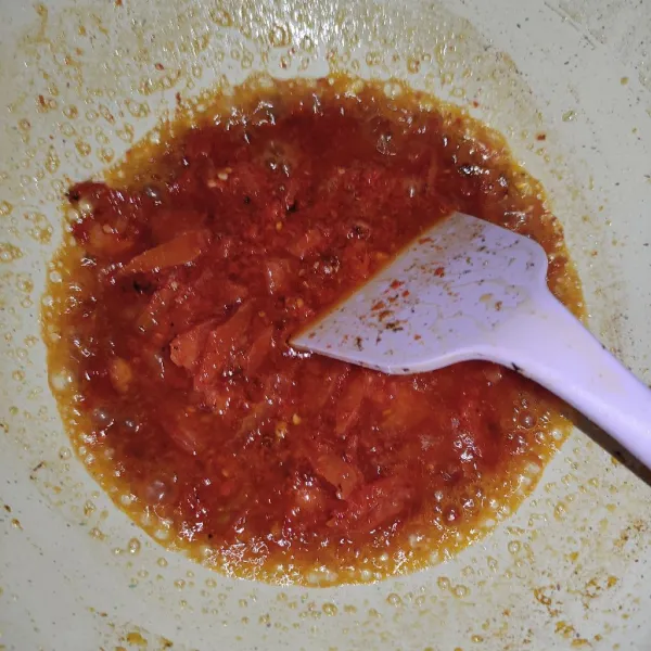 Lalu goreng cabai. Masukkan irisan tomat dan garam. Masak sampai tomat layu.