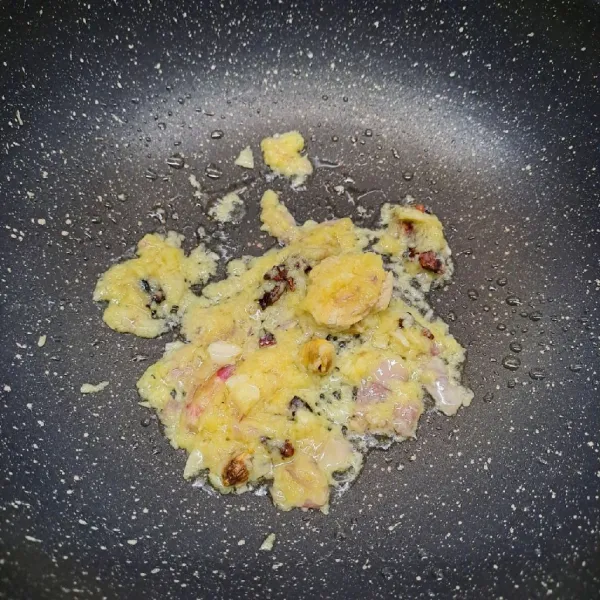 Tumis bumbu halus, cengkeh, kayu manis, jahe, kapulaga dan bunga lawang sampai harum dan matang.