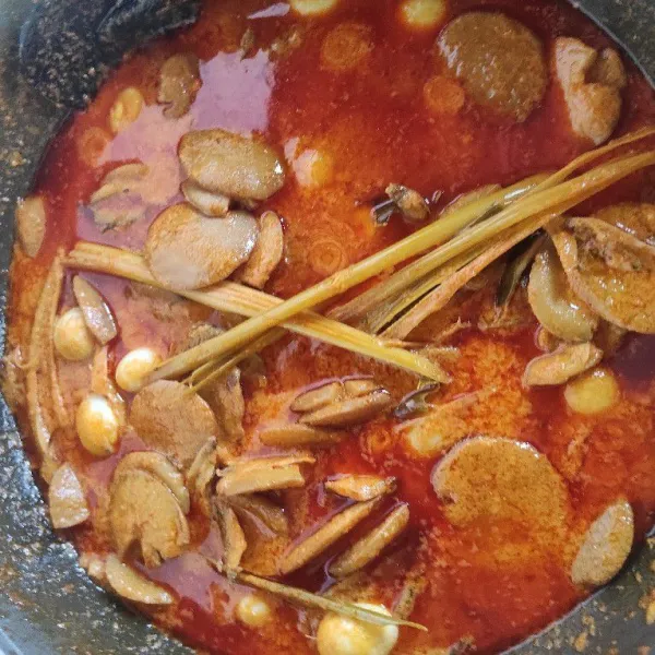 Setelah kuah mulai munyusut dan berminyak, tandanya sudah matang. Angkat dan sajikan selagi hangat.