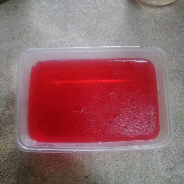 Siapkan jelly yang sudah dimasak dan sudah dingin. Lalu potong dadu kecil.