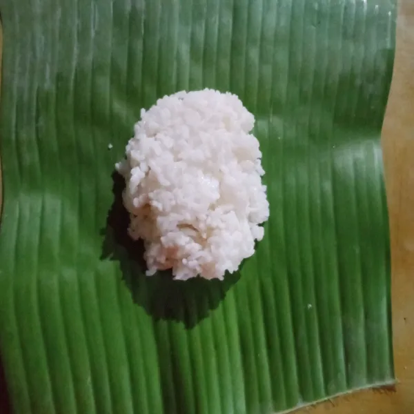 Ambil daun pisang dan tata nasi di atas daun pisang.