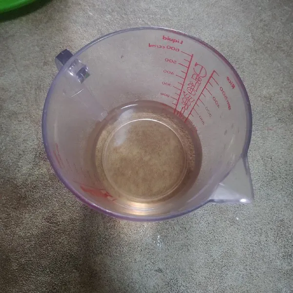 Siapkan sirup gula yang sudah dimasak dan dingin.