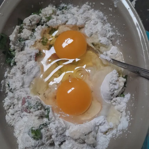 Masukkan dua butir telur lalu aduk sampai tercampur rata.
