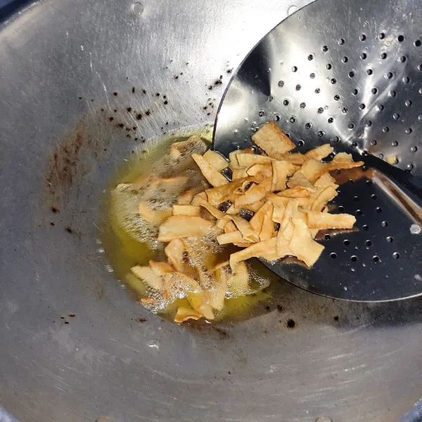 Goreng kerupuk sampai berubah warna kecokelatan.