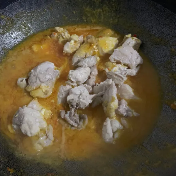 Rebus ayam hingga matang lalu campur dengan bumbu.