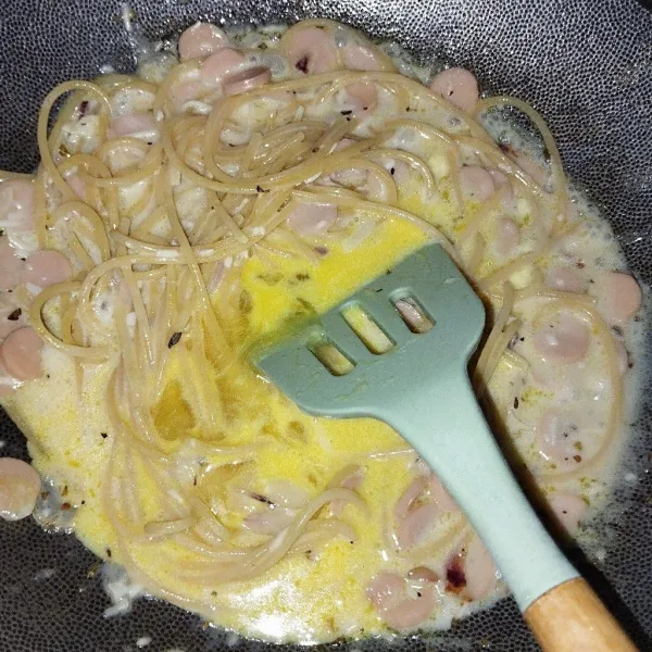 Tambahkan spaghetti dan campuran telur dengan susu