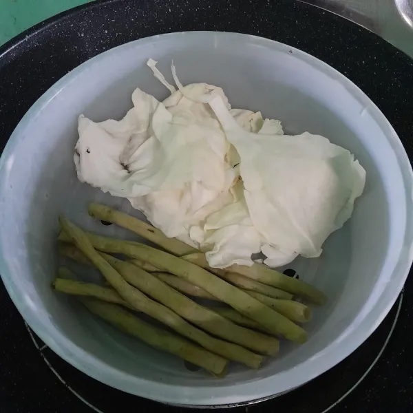 Rebus kol dan buncis sampai empuk.