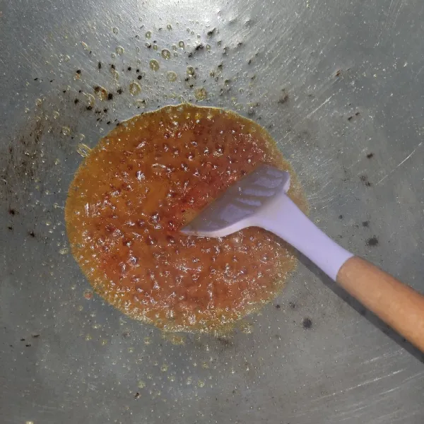 Tumis bawang hingga harum. Masukkan cabai, garam, penyedap rasa, dan gula. Masak sampai matang.