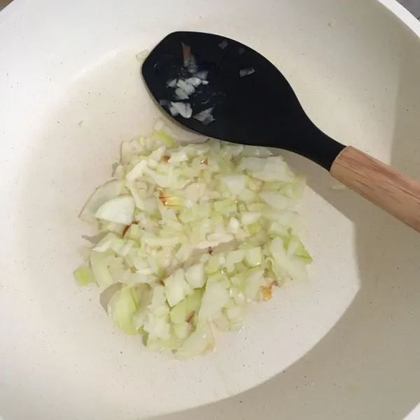 Panaskan minyak lalu tumis bawang putih dan bawang bombay.