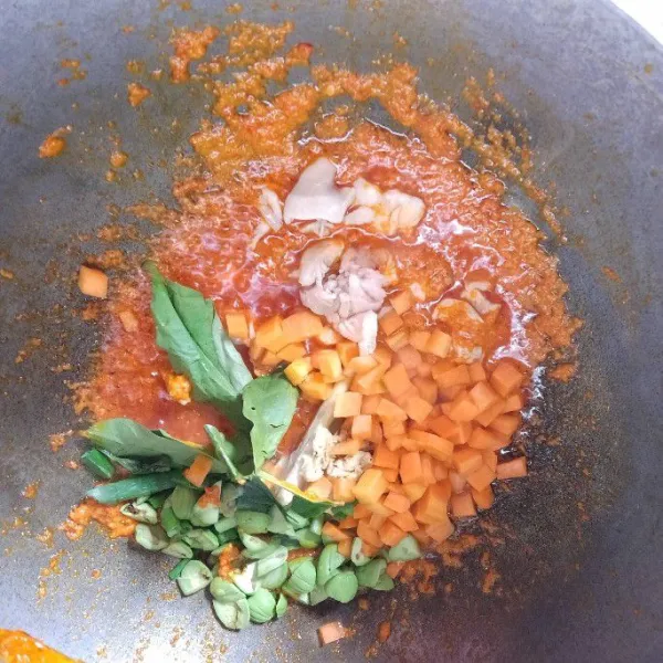 Tumis bumbu kemudian masukkan bahan pelengkap, santan cair, dan kentang yang sudah digoreng.