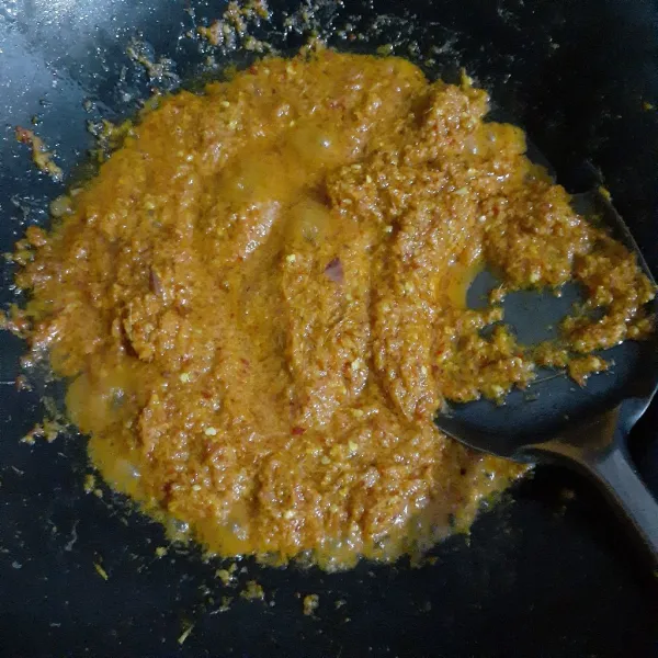 Panaskan minyak sayur dengan api sedang, tumis bumbu halus hingga tidak berbau langu.