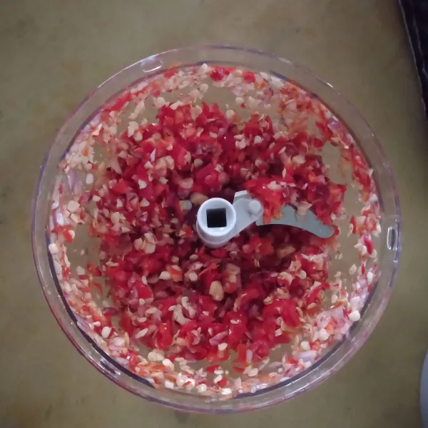 Cincang semua bahan sambal lalu sisihkan.