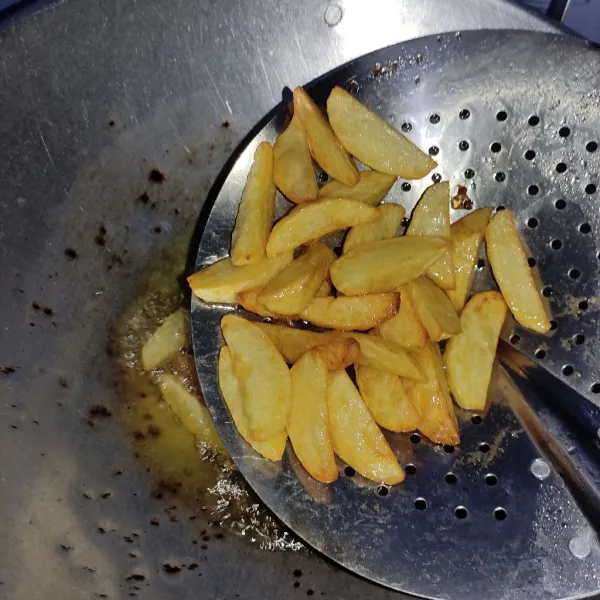 Goreng kentang sampai berubah warna menjadi keemasan.
