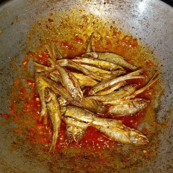 Masukkan ikan dan aduk rata.