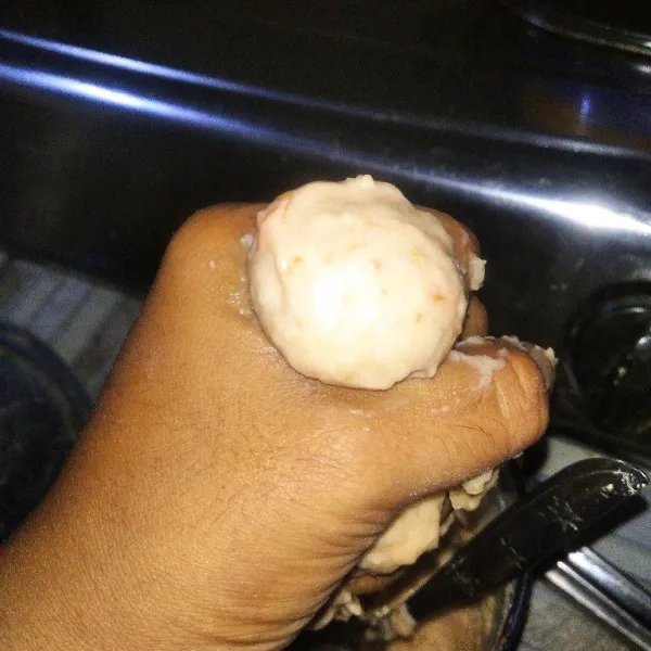 Rebus air hingga mendidih, lalu cetak bakso.