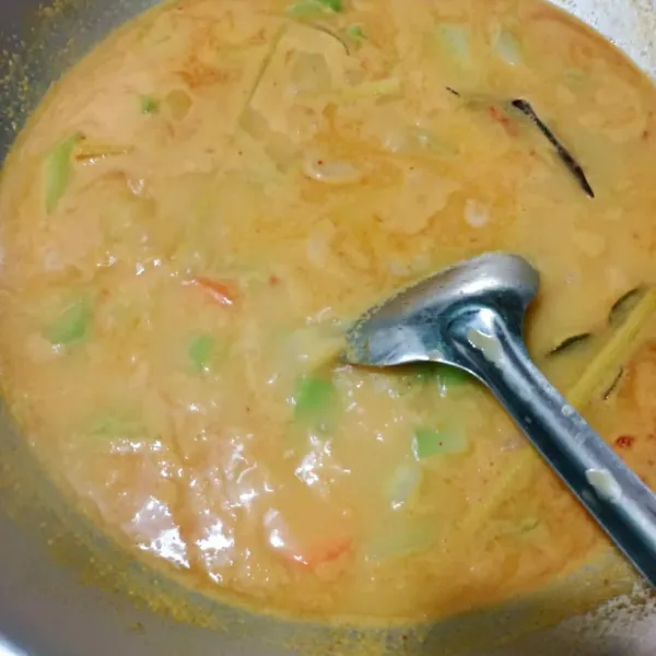Masak hingga sayur matang dan sambil diaduk agar santan tidak pecah.