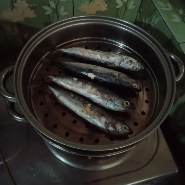 Cuci ikan kemudian lumuri dengan air perasaan jeruk nipis, kukus hingga matang lalu angkat.