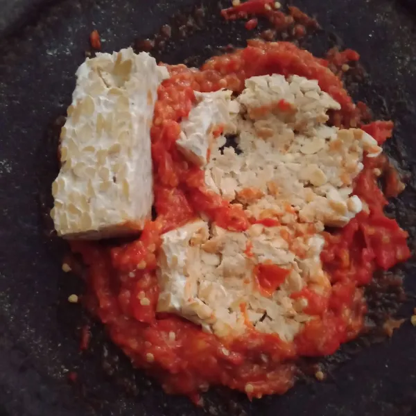 Masukkan tempe penyet di atas sambal dan sajikan.