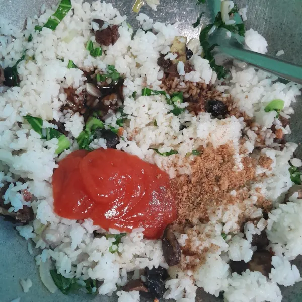 Tambahkan saos sambal, saos tiram, kecap manis, garam dan kaldu bubuk, aduk semua sampai tercampur rata.