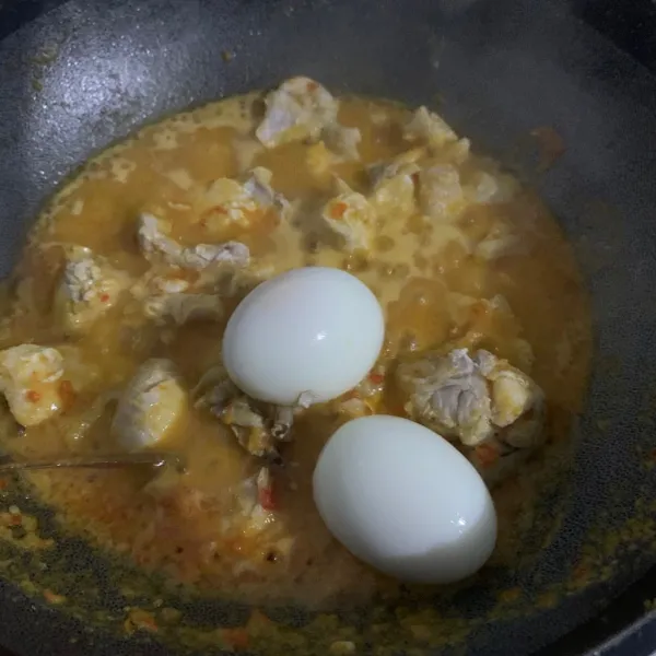Rebus telur dan kupas kemudian campur dengan bumbu.