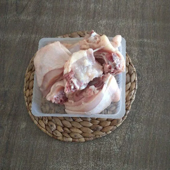 Potong-potong daging ayam menjadi beberapa bagian, cuci, lalu tiriskan