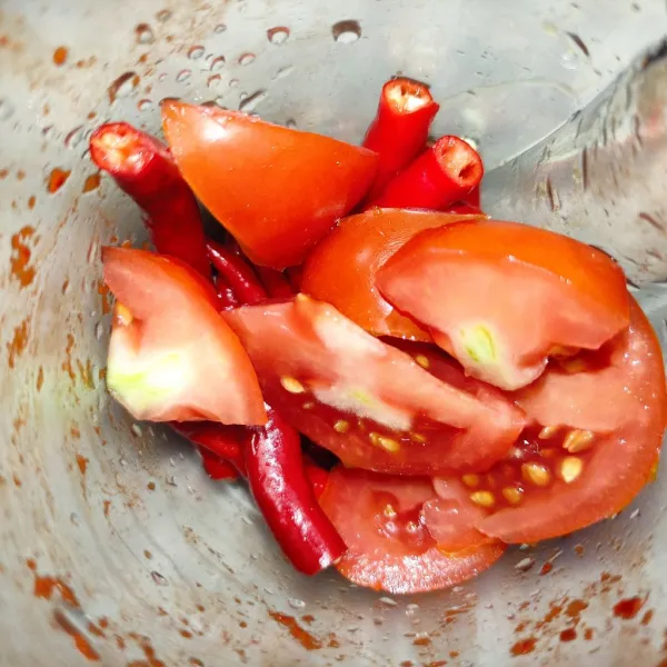 Blender cabai dan tomat.