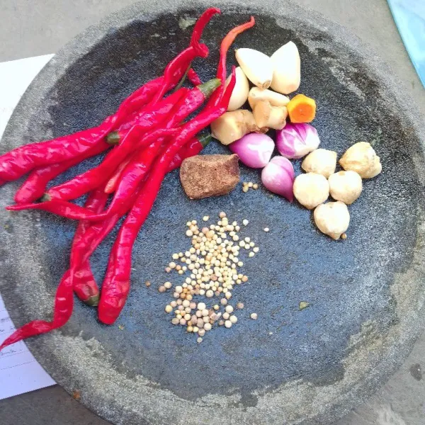 Haluskan bumbu.