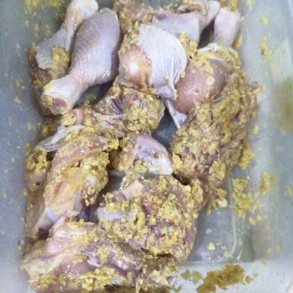 Campurkan bumbu halus dengan ayam. Aduk rata dan marinasi ayam selama beberapa menit sampai bumbu meresap.