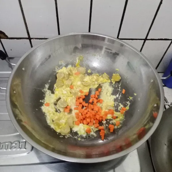 Masukkan telur, wortel dan bakso, aduk rata.
